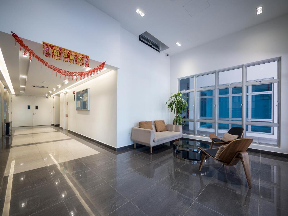 Apartment Artsy In Jb Town Center Near Foodcourt, Malls & Grocery *