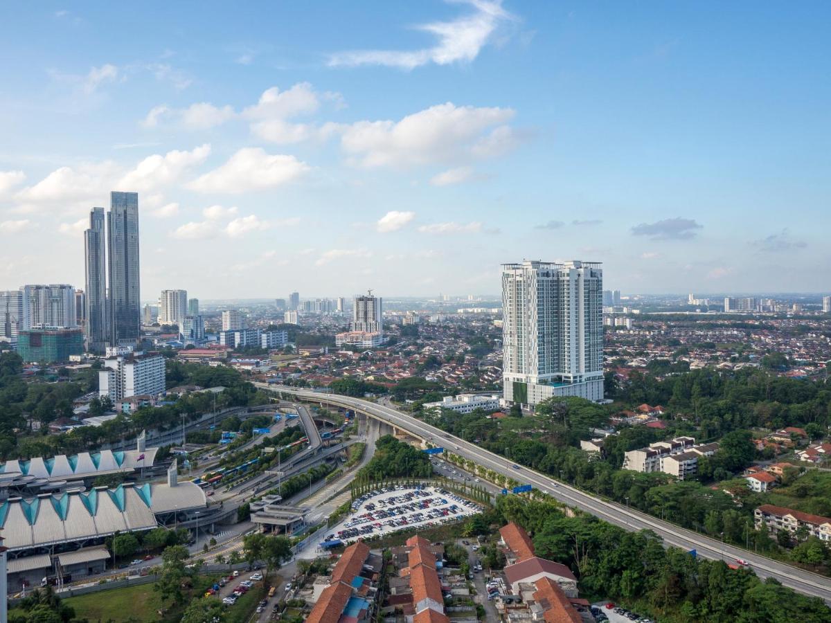 Apartment Artsy In Jb Town Center Near Foodcourt, Malls & Grocery *