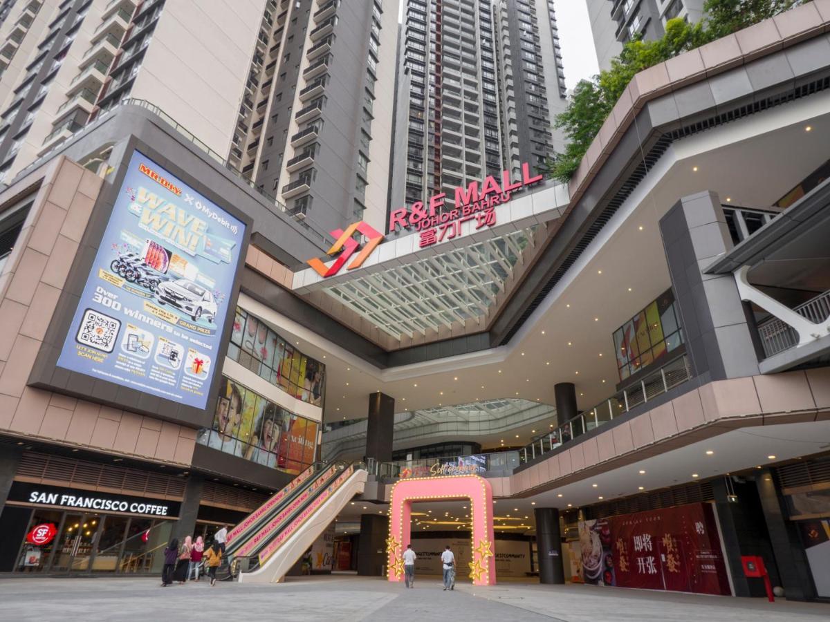 Artsy In Jb Town Center Near Foodcourt, Malls & Grocery Apartment
